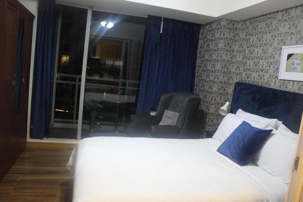 Azure C5 Man-Made Beach Balcony Multiple Units Manila Exterior photo