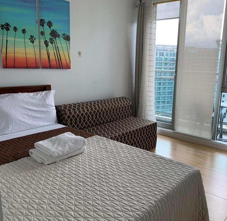 Azure C5 Man-Made Beach Balcony Multiple Units Manila Exterior photo