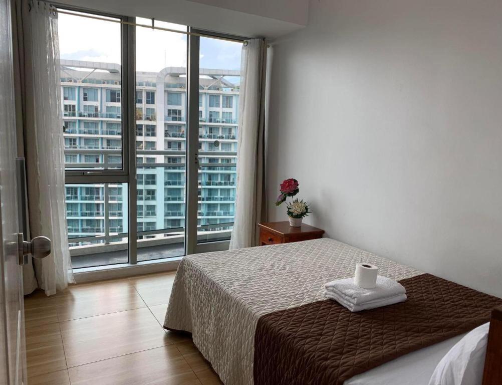 Azure C5 Man-Made Beach Balcony Multiple Units Manila Exterior photo