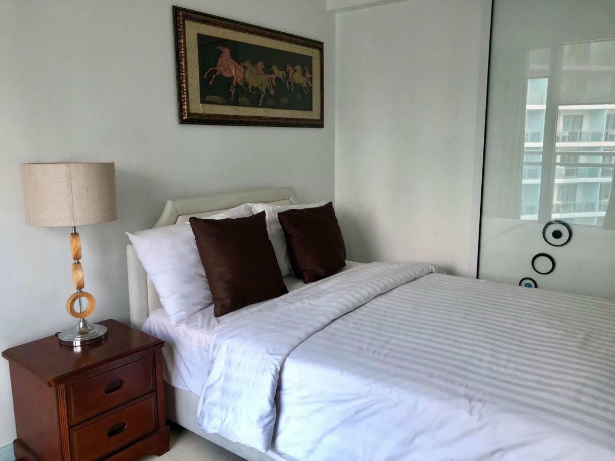 Azure C5 Man-Made Beach Balcony Multiple Units Manila Exterior photo