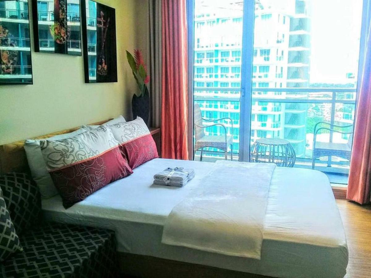 Azure C5 Man-Made Beach Balcony Multiple Units Manila Exterior photo